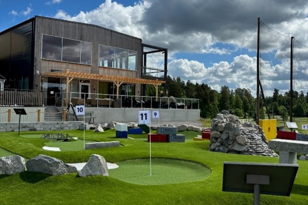Varmt välkomna till säsongens första Damkväll Äventyrsgolf