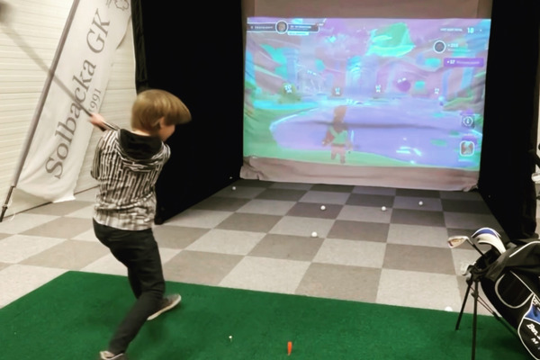 Gratis simulatorgolf för ungdomar under sportlovet